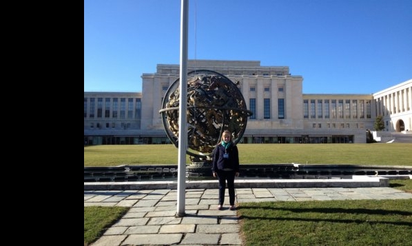 Courtney Biede devant le Palais des nations à Genève.