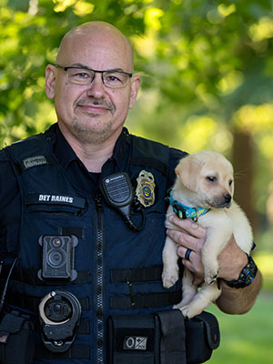 Detective Matt Raines with therapy puppy