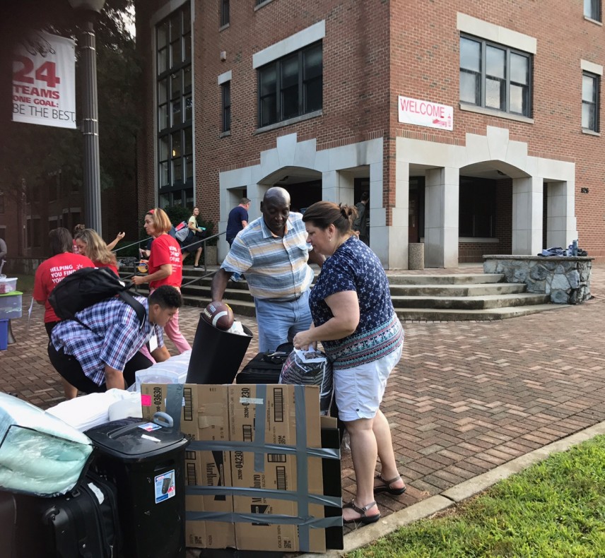 Alumni Way quickly filled with families for the morning move-in.