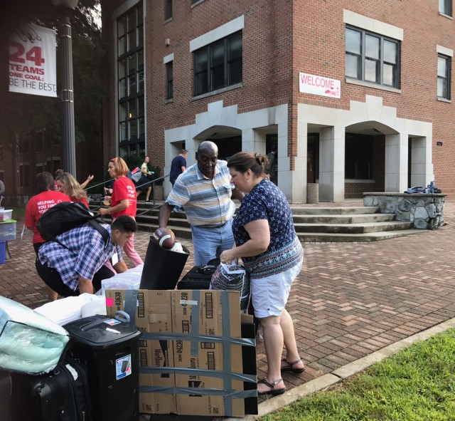 Alumni Way quickly filled with families for the morning move-in.