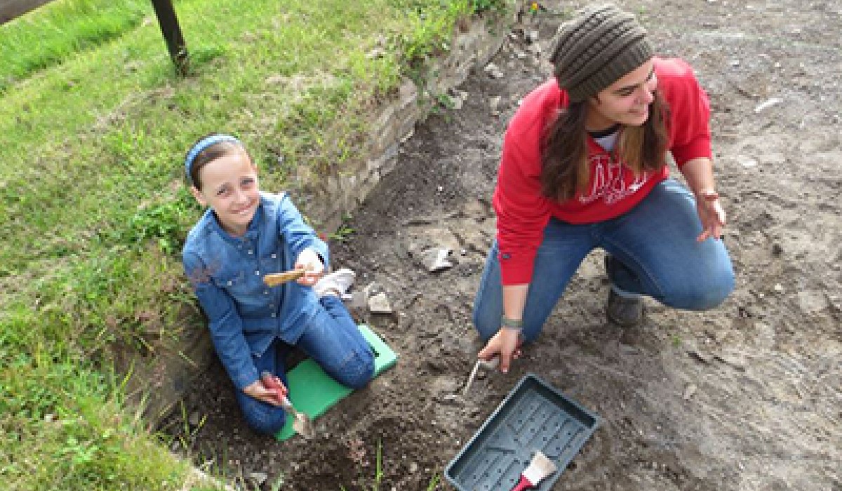 Lobl teaches a child about excavation