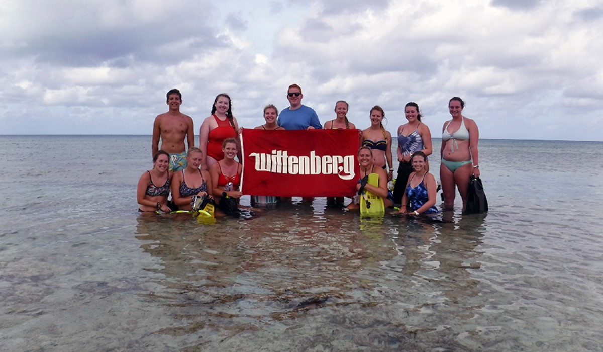 All the students with the Wittenberg flag before heading out for the last snorkel