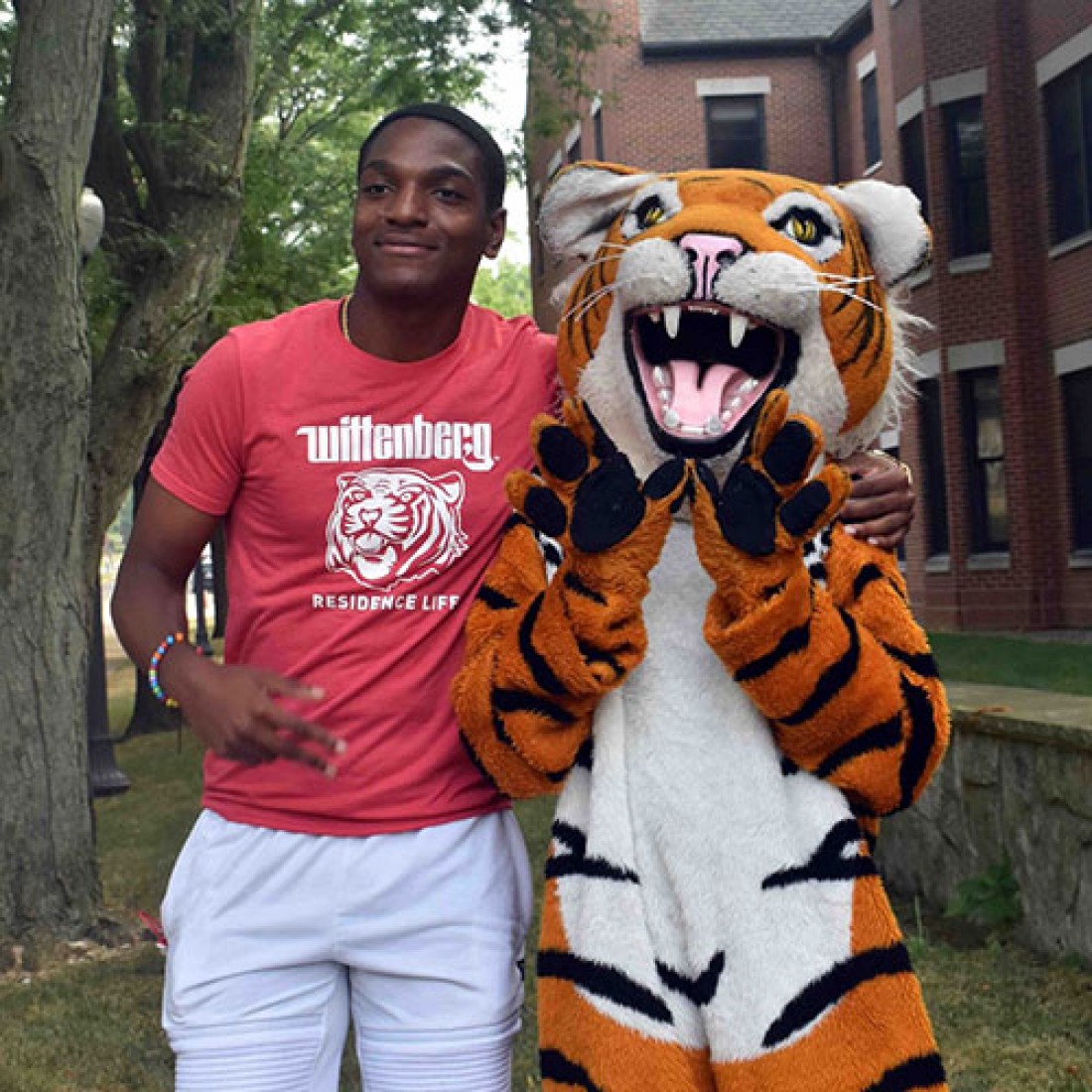 Wittenberg Student with Ezry the Tiger