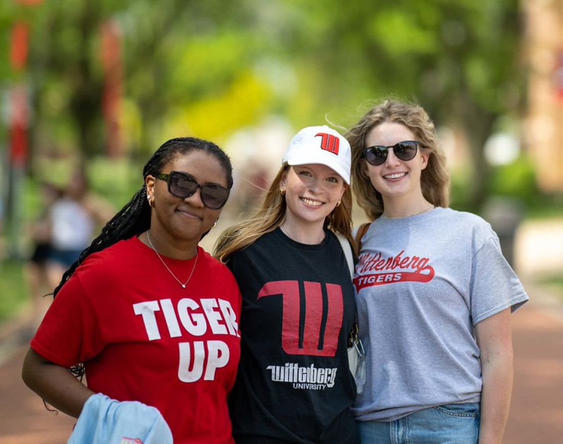 Wittenberg Students on Alumni Way